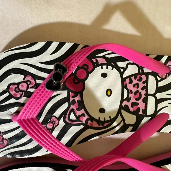 Sanrio Hello Kitty flip flops zebra print with bow detail - Picture 3 of 5